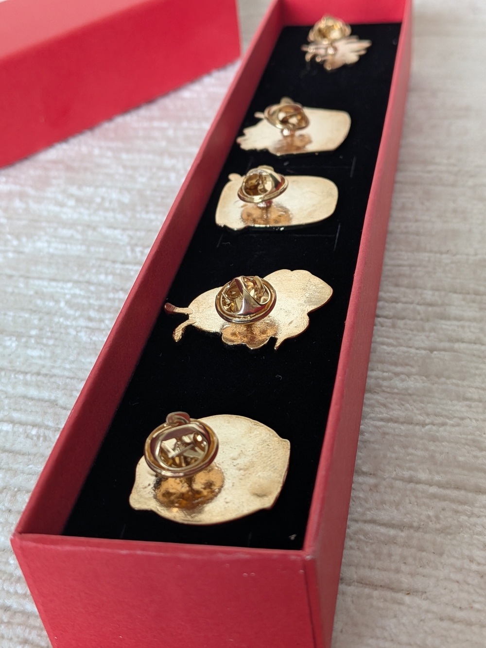 Honey Bee Metal Enamel Pins Set Of 5 Bumblebees Honey Pots Cupcake - Picture 4 of 10